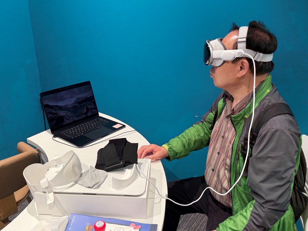 애플 비전프로 체험 중인 사진