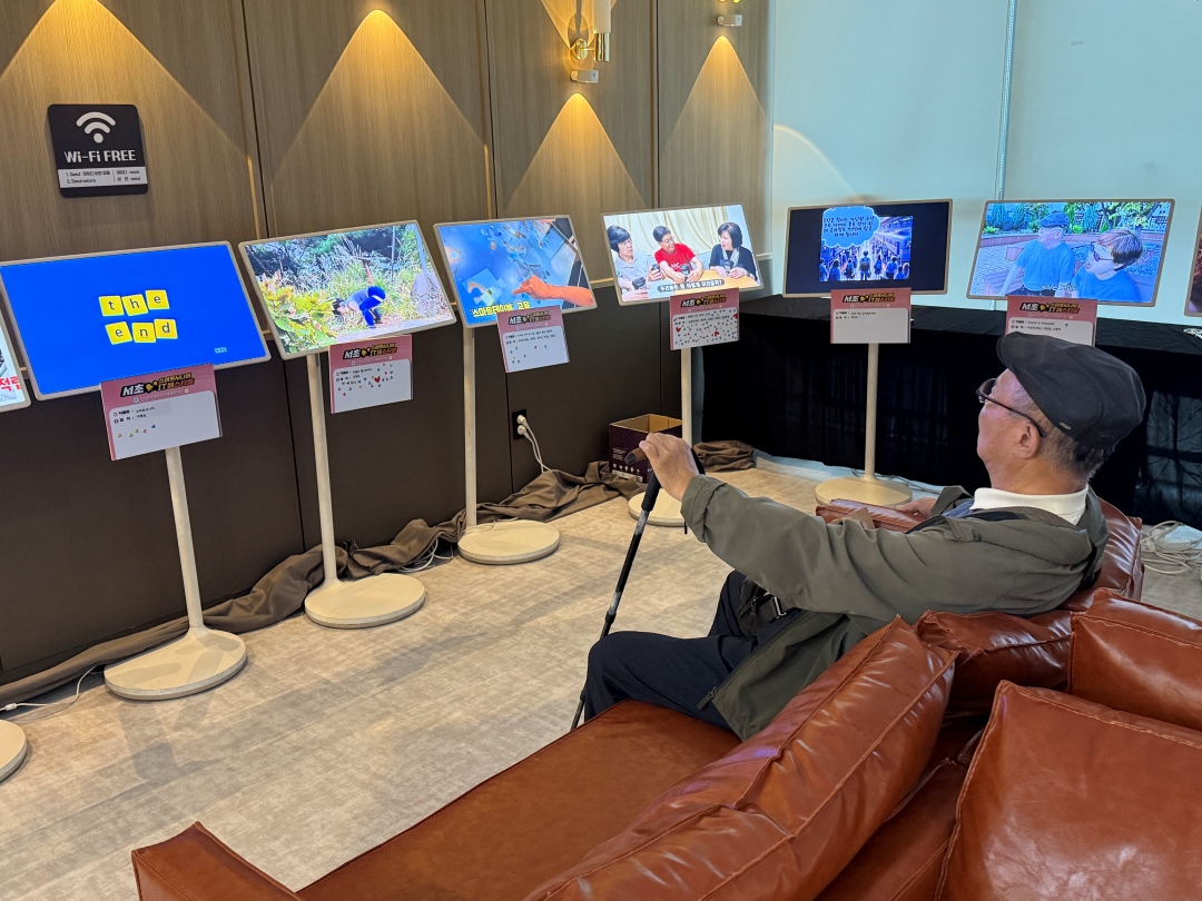 영상공모전의 영상들을 감상중인 사진